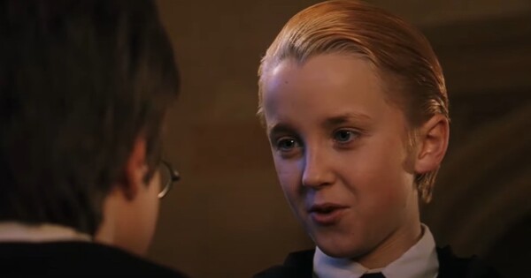 Čo ponúkol Draco Malfoy Harrymu Potterovi pri ich prvom stretnutí?