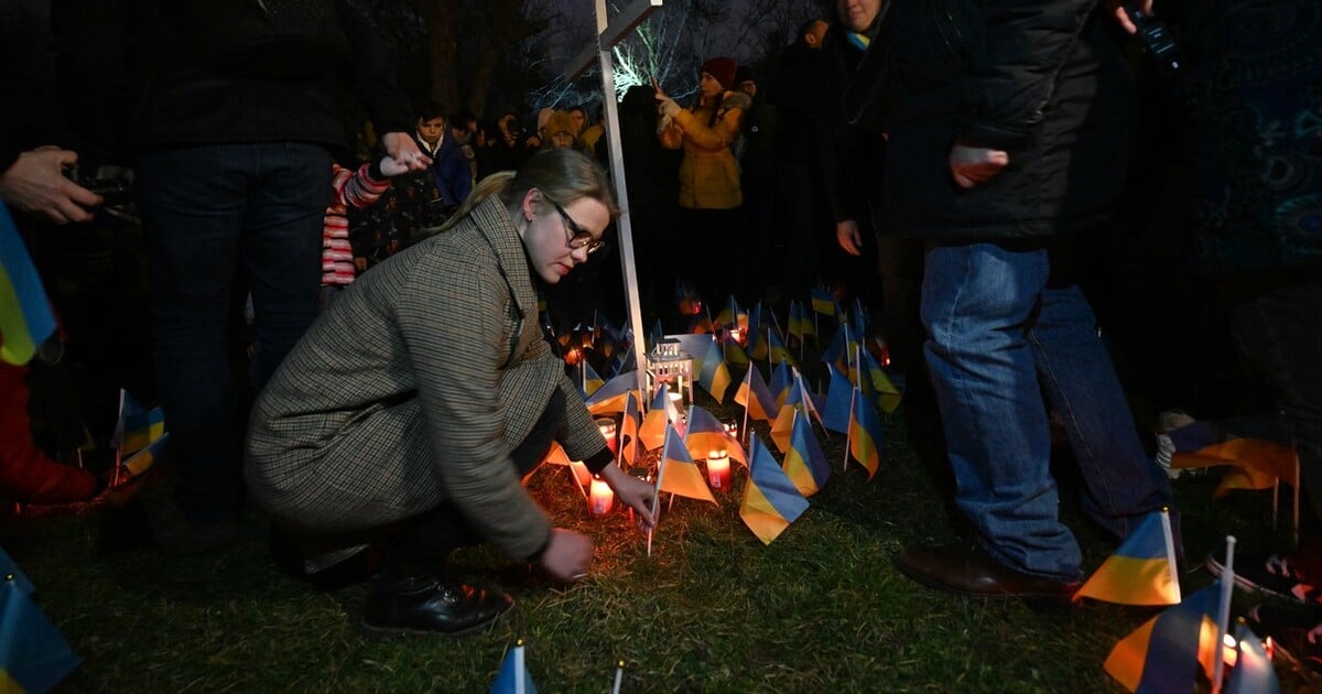 Tisíce lidí se sešly na Letné, aby připomněly výročí ruského vpádu na Ukrajinu