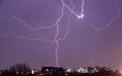 Zajtra čakajú Slovensko najsilnejšie tohtoročné búrky, hrozí dokonca tornádo. Najintenzívnejšie búrky sa očakávajú v čase popoludnia a na večer. Pripraviť sa treba aj na silný vietor a krupobitie.