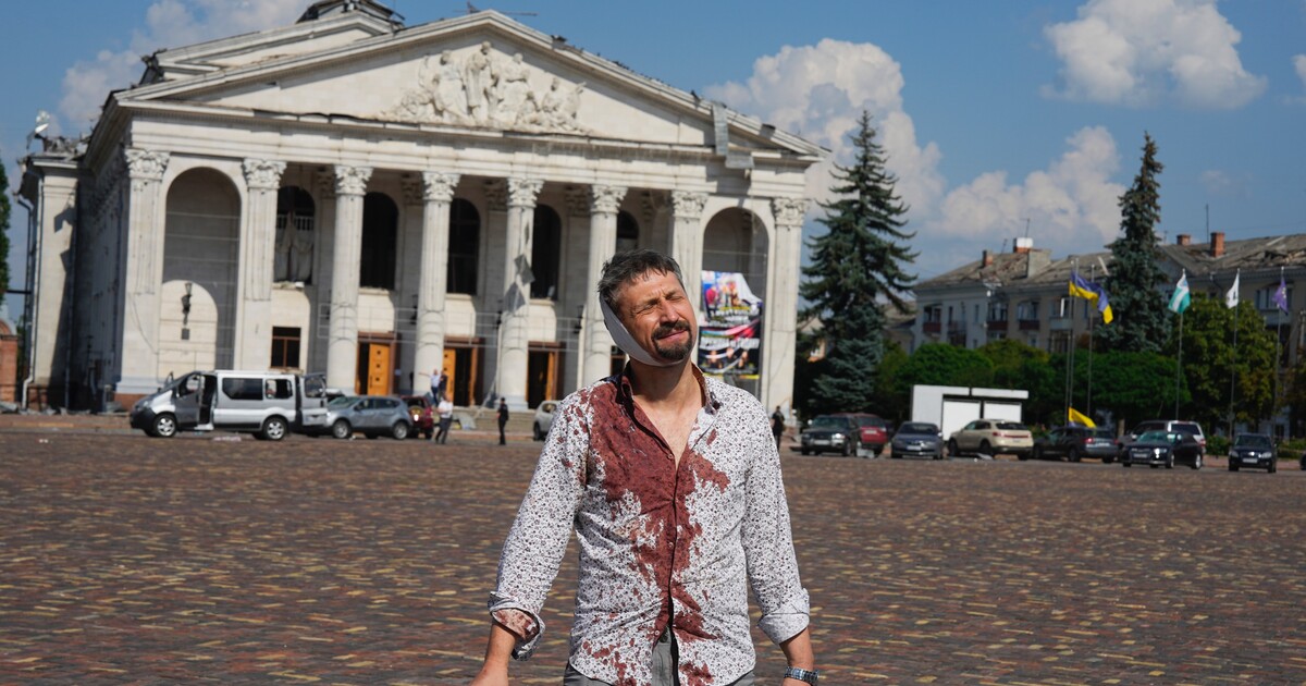 Na Černihiv dopadla ruská raketa. Mezi sedmi mrtvými je i malé dítě, nejméně 117 osob bylo zraněno