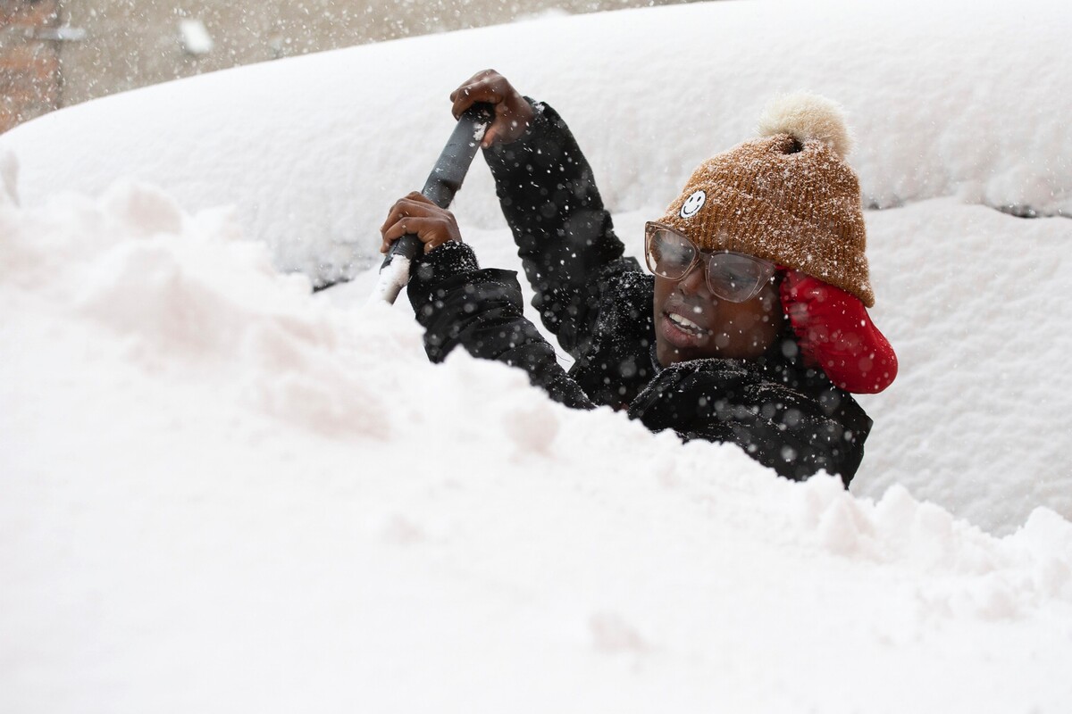 Žena z Buffala odpratáva svoje snehom zapadnuté auto po tom, čo štát New York zasiahla historická snehová búrka. Na niektorých miestach napadlo až 180 centimetrov snehu. Sneh padal s intenzitou až 7 centimetrov za hodinu. Na niektorých miestach boli uzatvorené cesty, platil zákaz šoférovania a rušili sa lety. (19. novembra 2022)