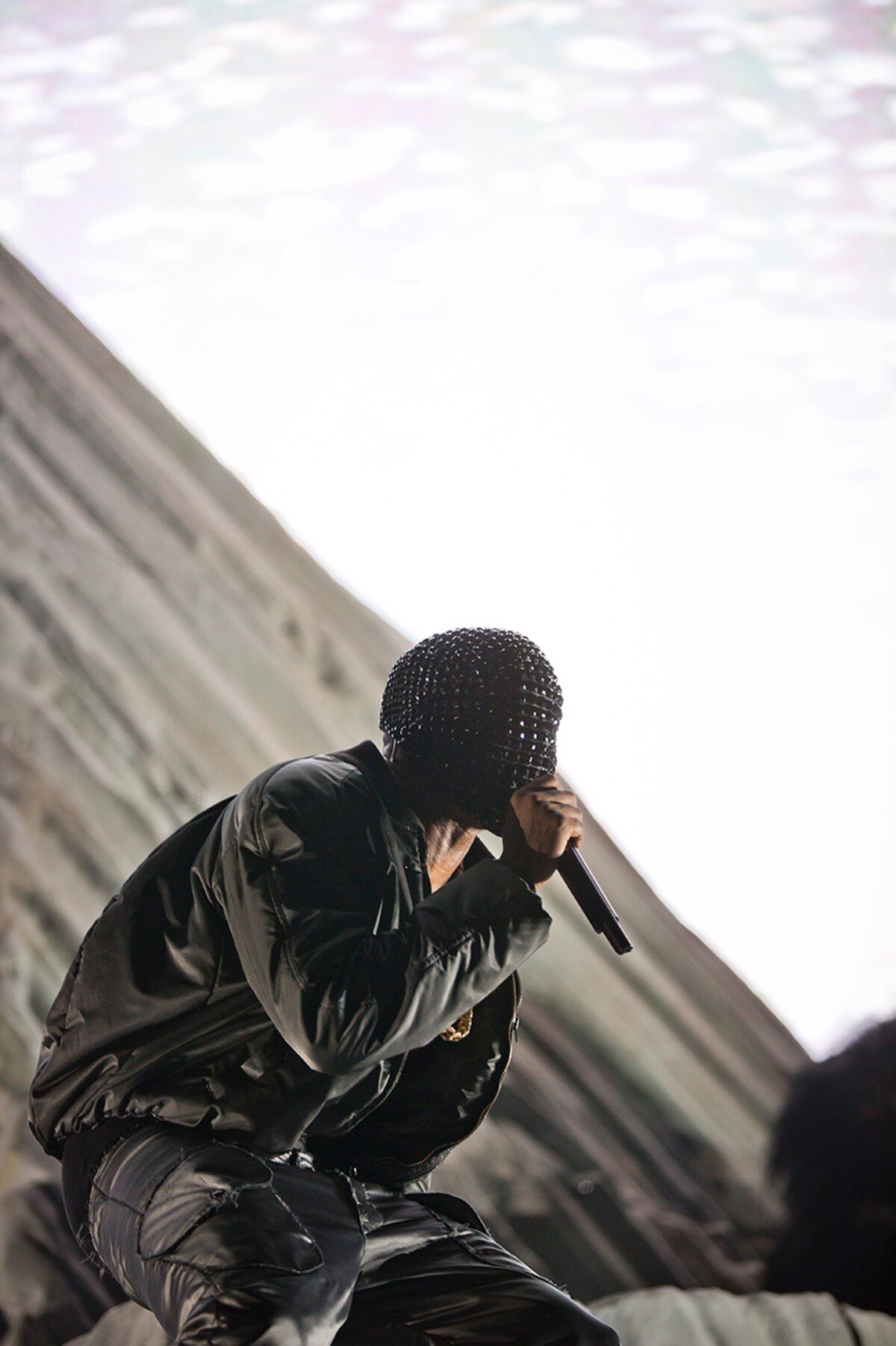 Kanye West vystupoval v maskách od značky Maison Margiela počas turné k albumu Yeezus v roku 2013.