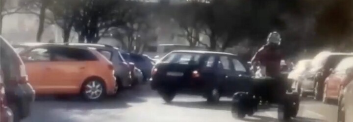 Mladík na čtyřkolce při útěku před policií driftoval mezi auty. Lidé jen odskakovali, děti padaly z kol