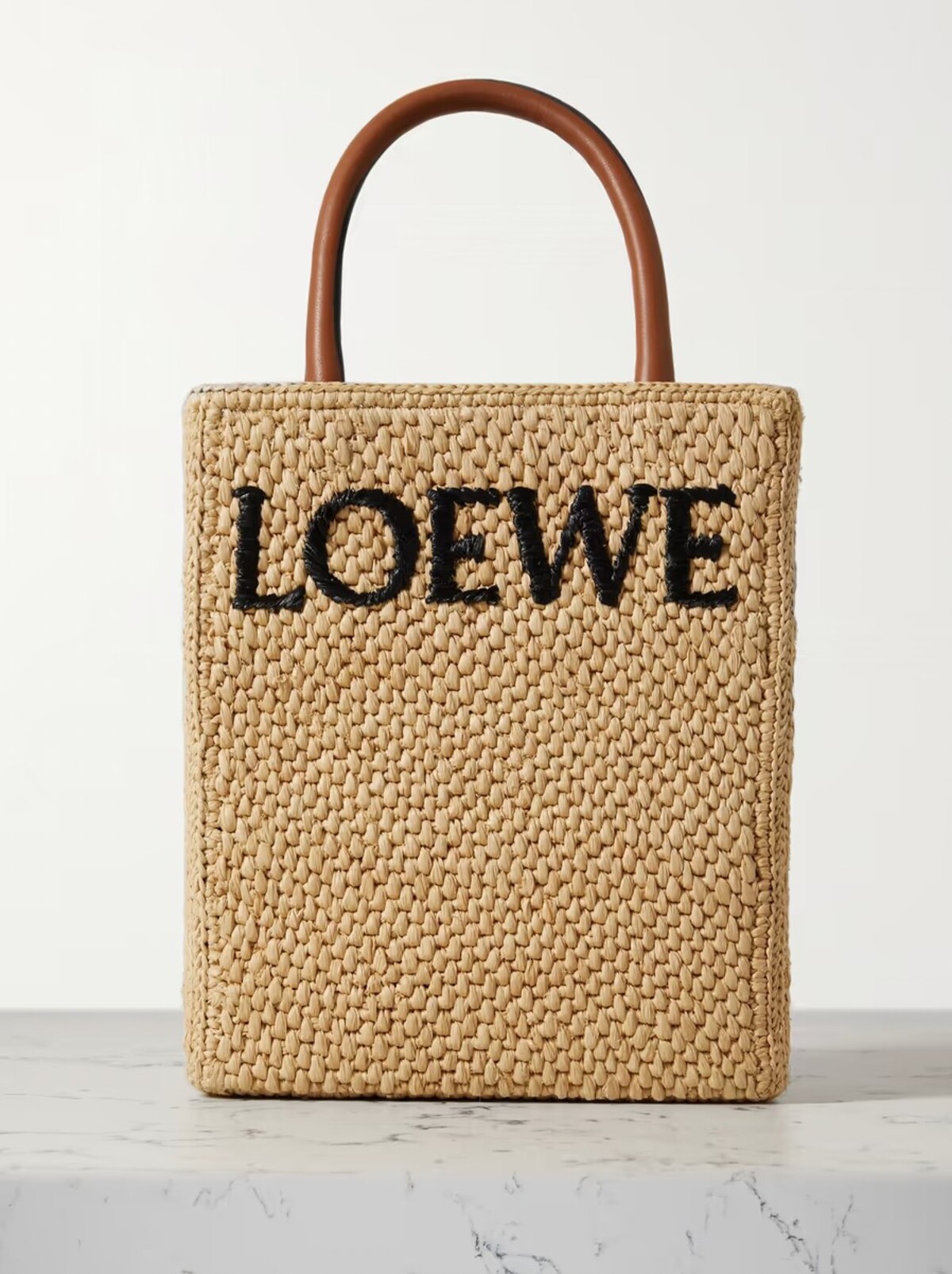 Model na fotke, ktorý ocenia najmä milovníčky extravagancie, ti Loewe ponúka za 950 eur.