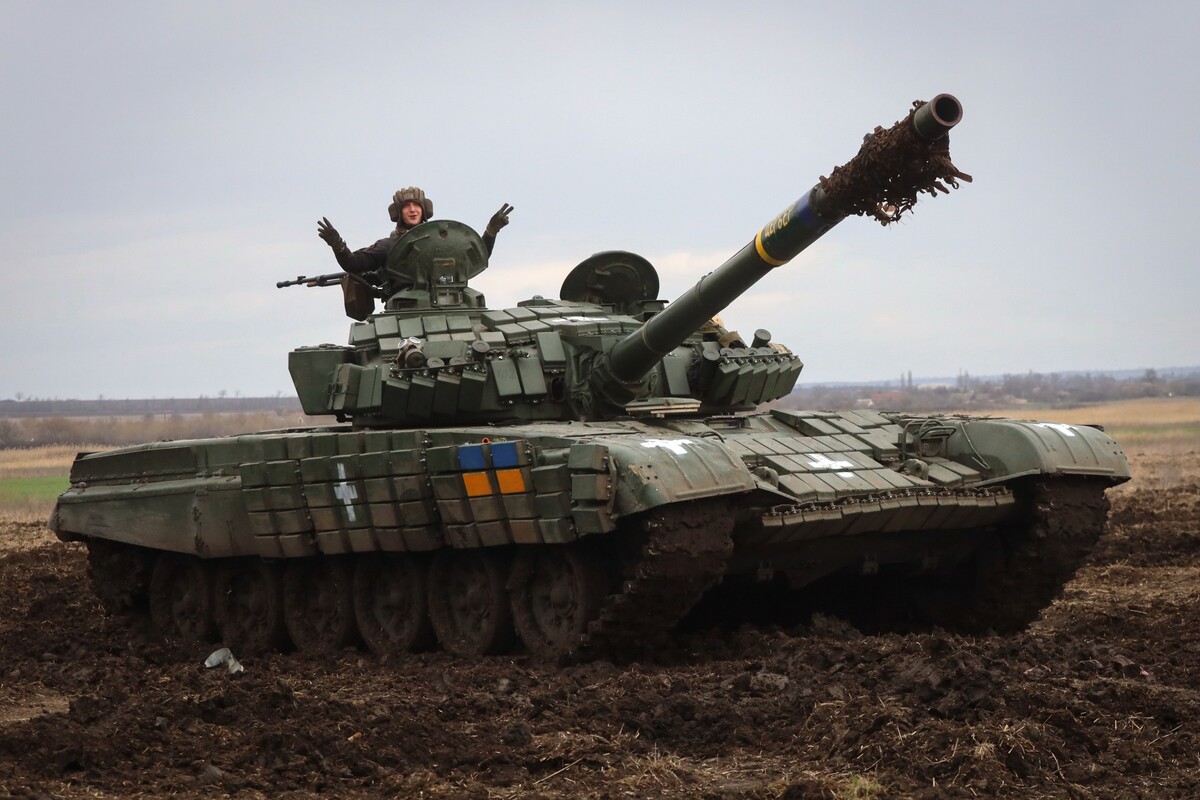 Ukrajinský vojak máva z tanku počas cvičenia na vojenskej základni v Záporožskej oblasti na juhu  Ukrajiny v stredu 5. apríla 2023. Vojaci kontrolovali počas cvičenia pripravenosť techniky na bojové nasadenie.