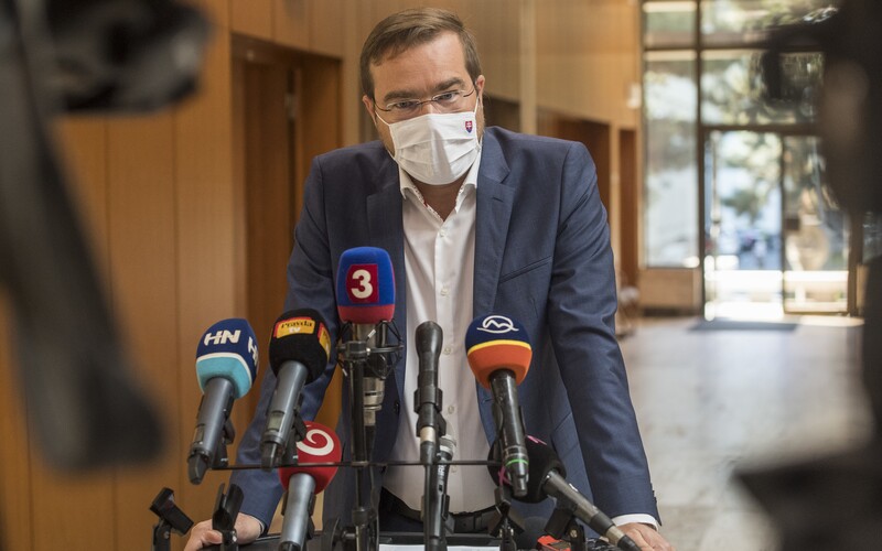 Minister zdravotníctva Krajčí: rastie počet nakazených seniorov, svadby a oslavy spôsobili 17 ohnísk koronavírusu.