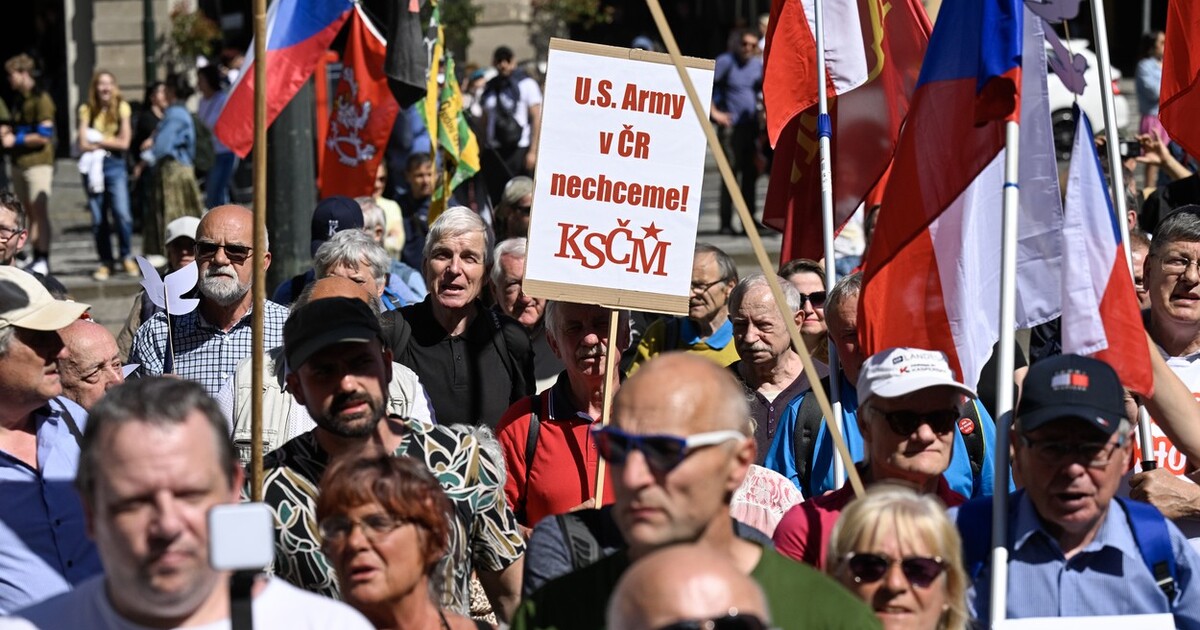 Příznivci a odpůrci česko-americké obranné smlouvy se střetli v Praze. Musel zasahovat antikonfliktní tým