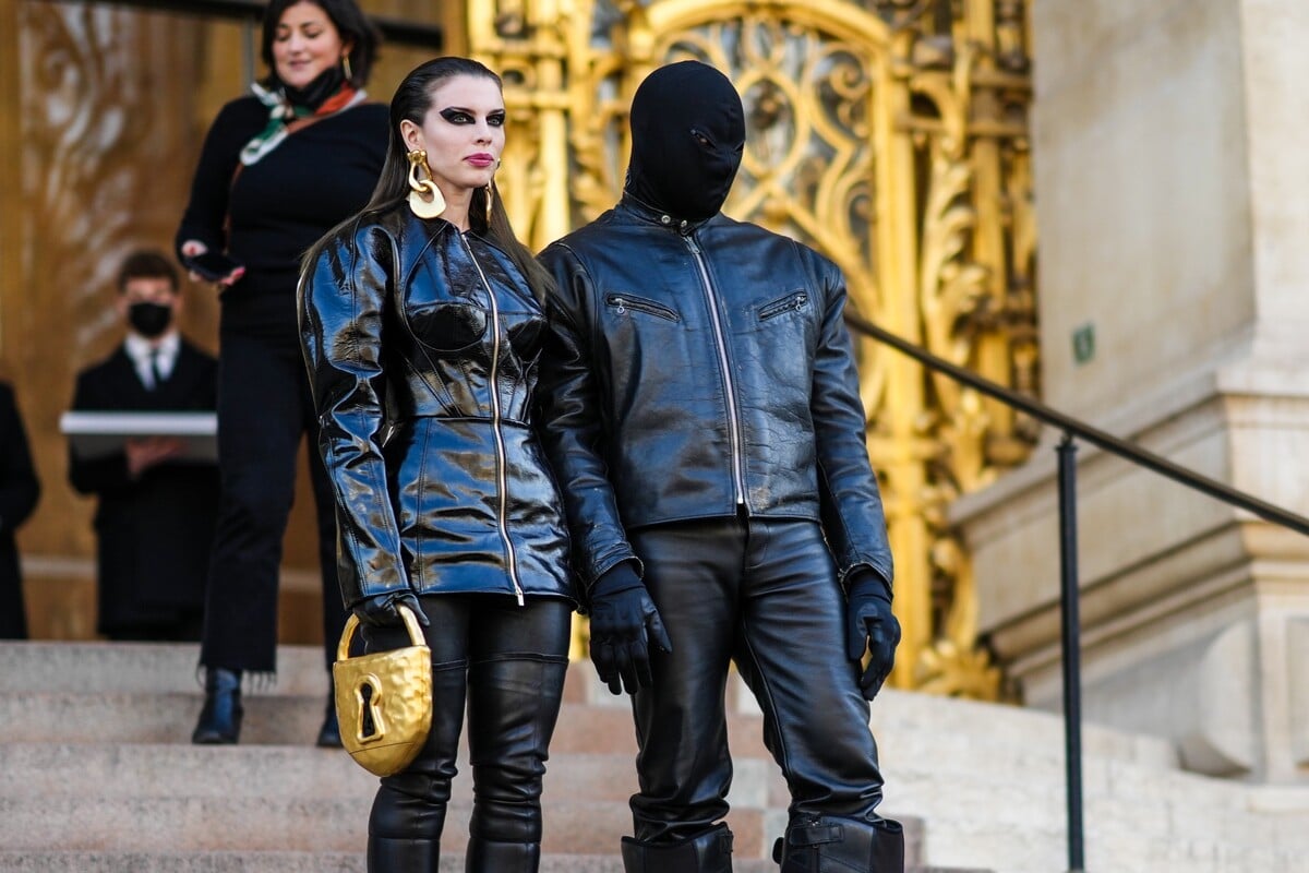 Julia Fox po boku Kanyeho Westa pred prehliadkou haute couture kolekcie jar/leto 2022 od módneho domu Schiaparelli.