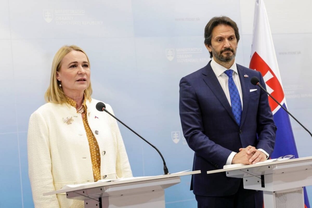 Minister obrany SR Robert Kaliňák a ministerka obrany ČR Jana Černochová počas tlačovej konferencie pri príležitosti oficiálnej návštevy českej ministerky obrany na Slovensku v Bratislave 6. marca 2025.
