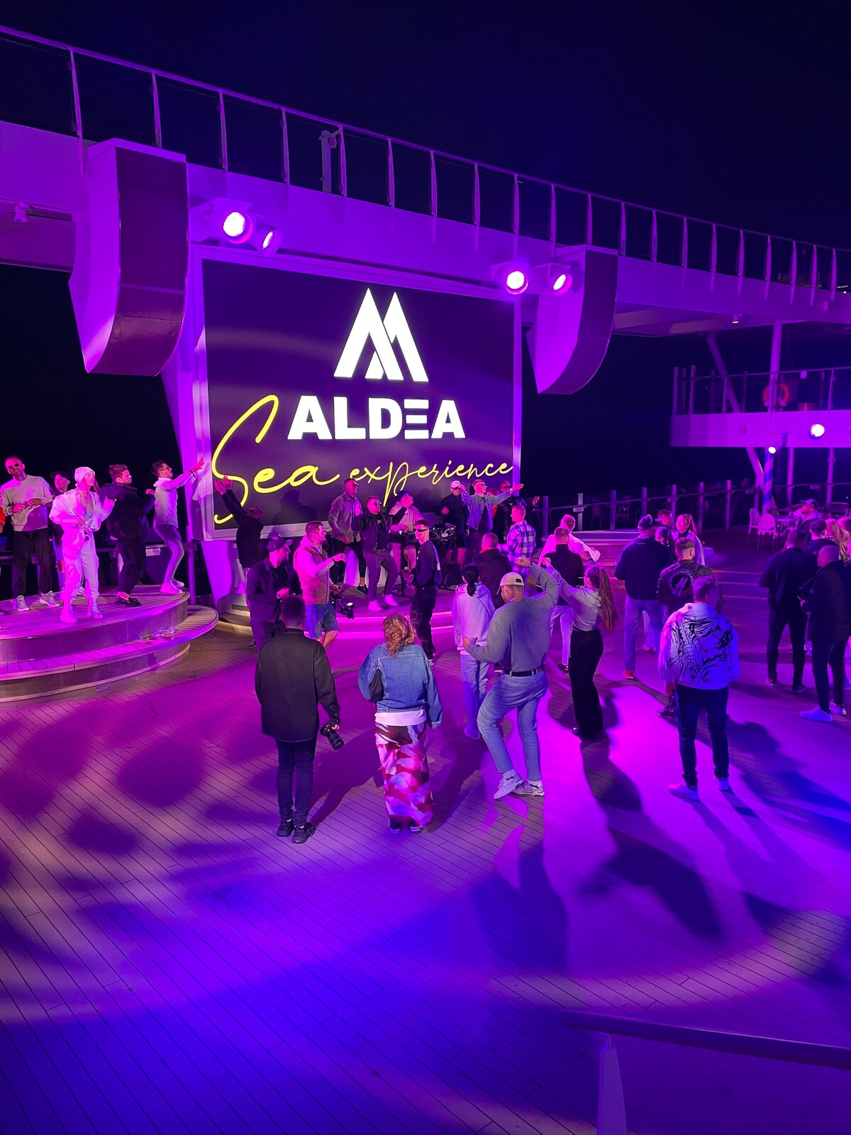 Sunset party na lodi.