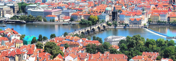 Cizinec nafotil proslulé lokace z filmů natáčených v Praze. Nabízí jiný pohled na známé ulice české metropole