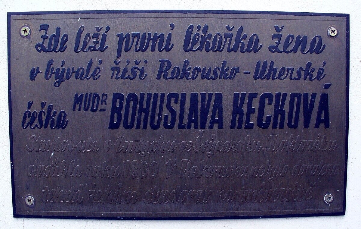 Informační tabulka u hrobu první české lékařky Bohuslavy Keckové na hřbitově v Kostomlatech nad Labem.