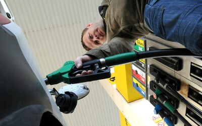30 % Slovákov sa pre drahý benzín a naftu obmedzuje, ukázal prieskum. Veľa ľudí vyššie ceny neovplyvnili vôbec.
