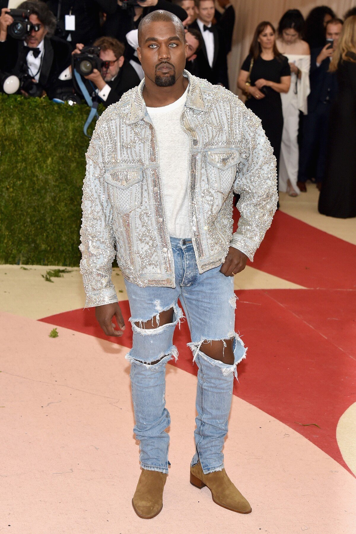 Kanye West v bunde z ateliéru Balmain na Met Gala 2016.