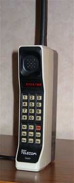 Prvý mobilný telefón, ktorý nebol pripútaný k autu alebo malému kufru, sa dal kúpiť v roku 1983 s prívlastkom DynaTAC 8000X. Ktorá firma ho vtedy predávala za 3 995 dolárov?