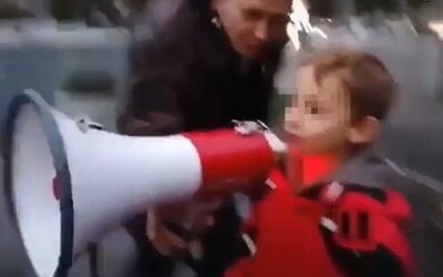 Chlapec, ktorý nadával Matovičovi, je „známa firma“. Pred rokom spieval ľudácku pesničku počas protestu kotlebovcov.
