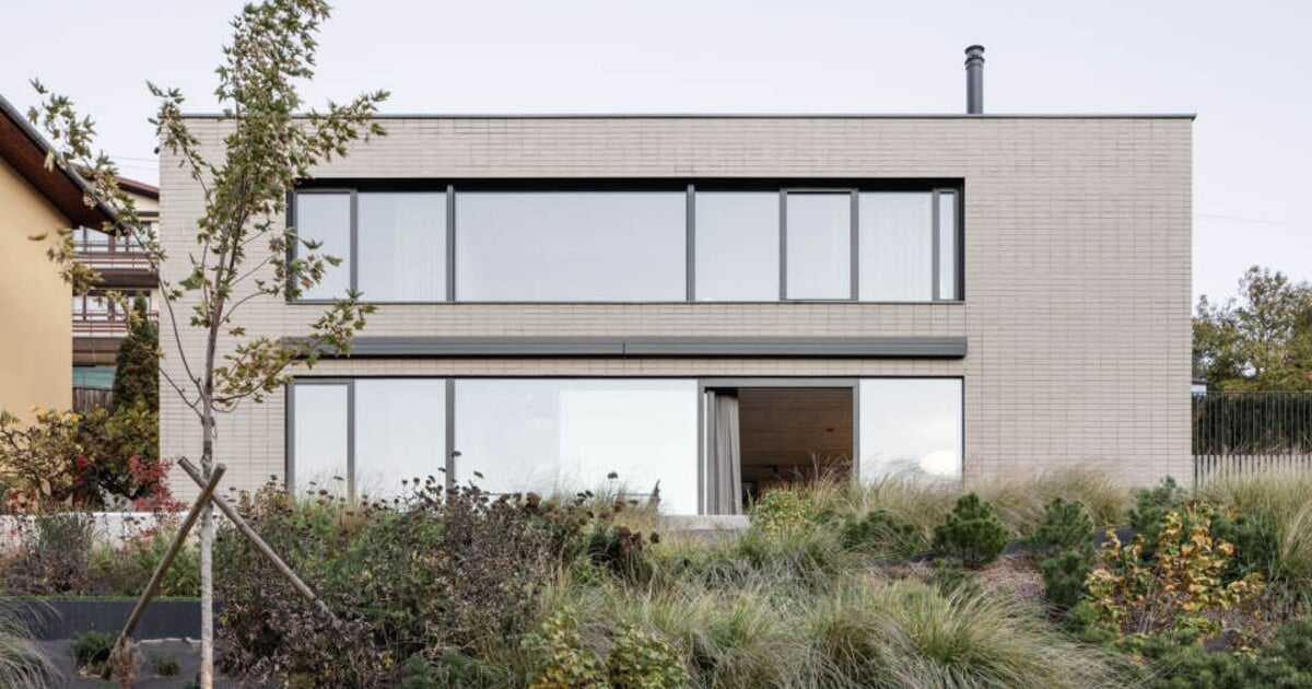 Foto: Prohlédni si moderní košický dům, postavený ve svahu. Minimalistický interiér má výhled na nádhernou zahradu