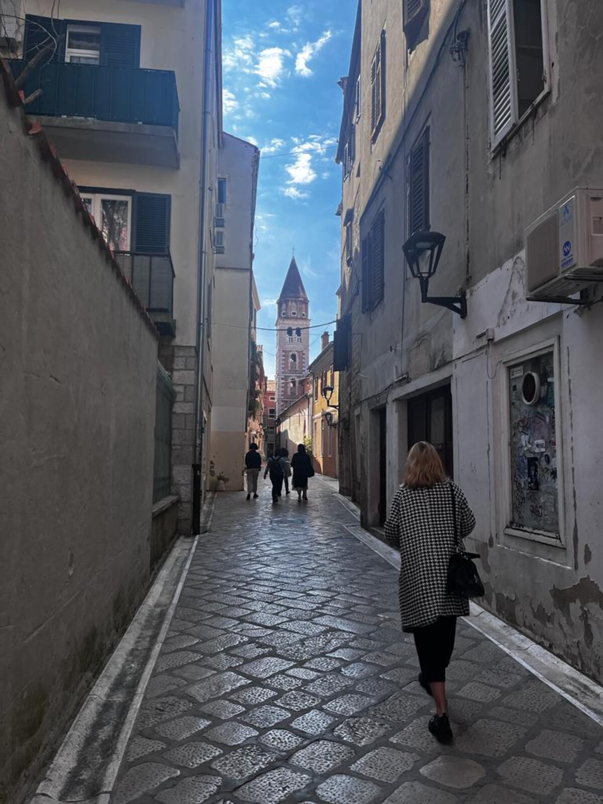 Centrum Zadaru je typické úzkymi uličkami a rímskymi múrmi v jeho okolí. 
