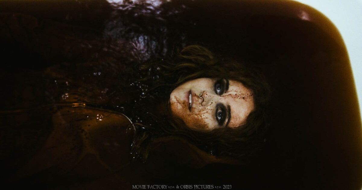 Jana Bernášková nám jedla syrová játra. Zabíjíme děti a drtíme hlavy, říká režisér prvního pravého českého hororu Jakub Krumpoch