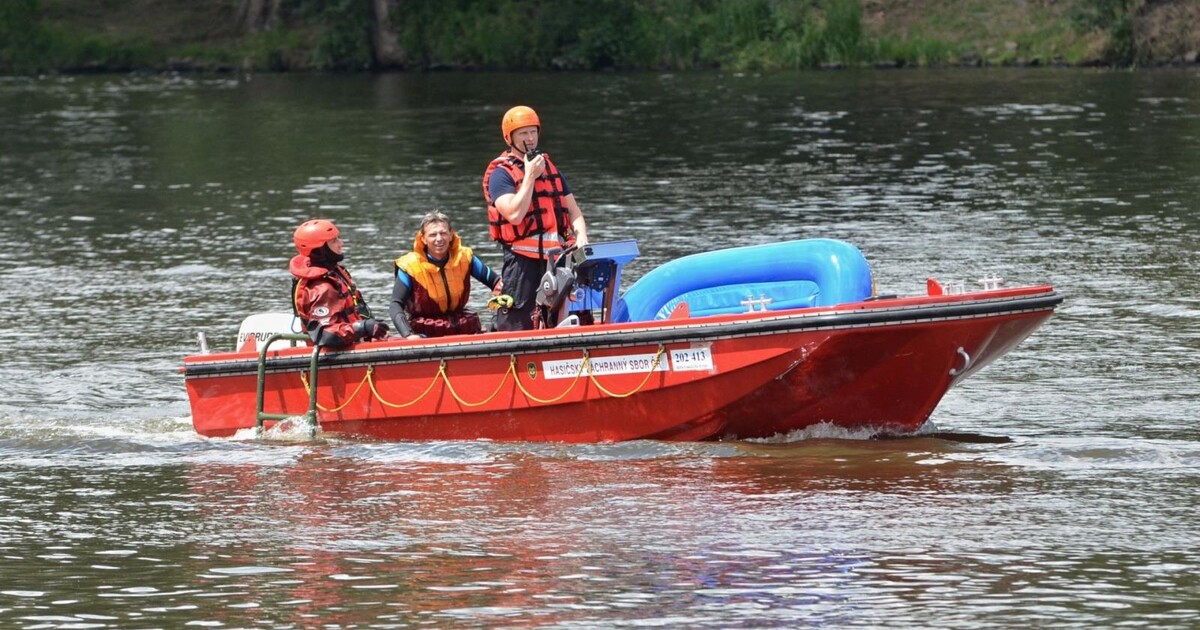 U Štefánikova mostu v Praze unikla nafta do Vltavy. Příčinu události hasiči zjišťují
