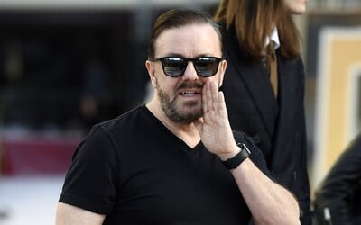 Ricky Gervais chystá pre Netflix ďalší vlastný projekt. Vysvetlil aj, ako prešli nadávky do vysielania Zlatého glóbusu.