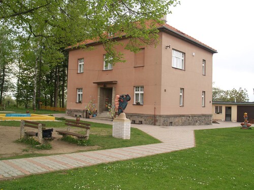 Tuto vilu využívala rodina slavného Čecha k letním pobytům. Nachází se v Hrusicích a můžeš si v ní prohlédnout stálou expozici. O koho jde?