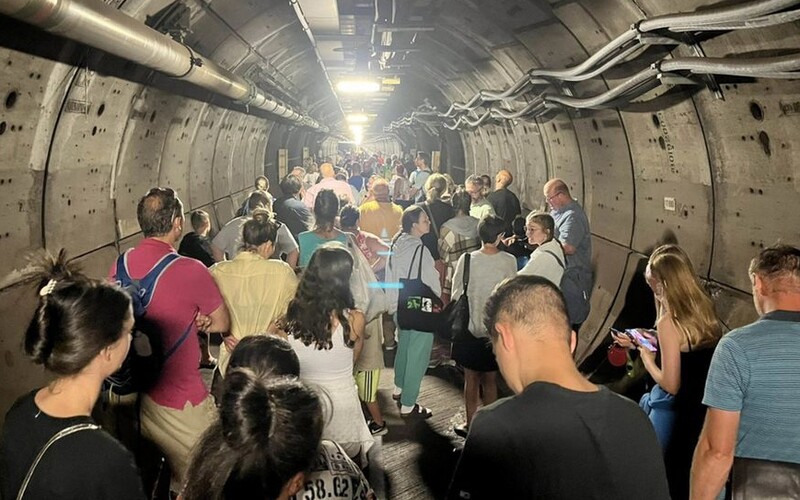 Stovky cestujúcich uviazli na niekoľko hodín v Eurotuneli pod morom. Bolo to ako z katastrofického filmu, opisujú.