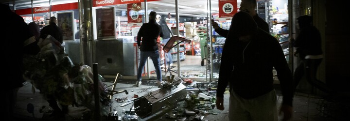 Stovky lidí v německém Stuttgartu vyšly do ulic a útočily na policii. Vypadalo to prý jako během občanské války
