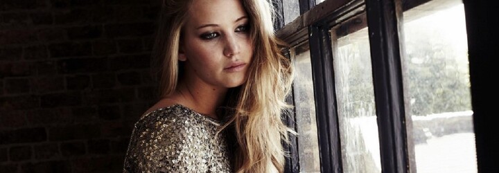 Do Jennifer Lawrence se pustili kvůli příliš sexy a úsporným šatům. Herečka kritiky odrovnala brilantní odpovědí