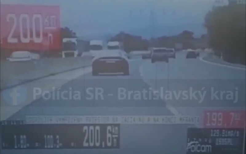 VIDEO: Na ceste do Bratislavy uháňala Tesla rýchlosťou 200 km/h. Šofér zaplatil pokutu na mieste.