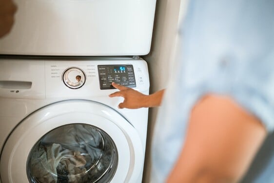 Prídeš domov a nájdeš byt vytopený kvôli práčke. Čo budeš robiť?  (Vyber si jednu z možností, ktorá ti je najbližšia.)