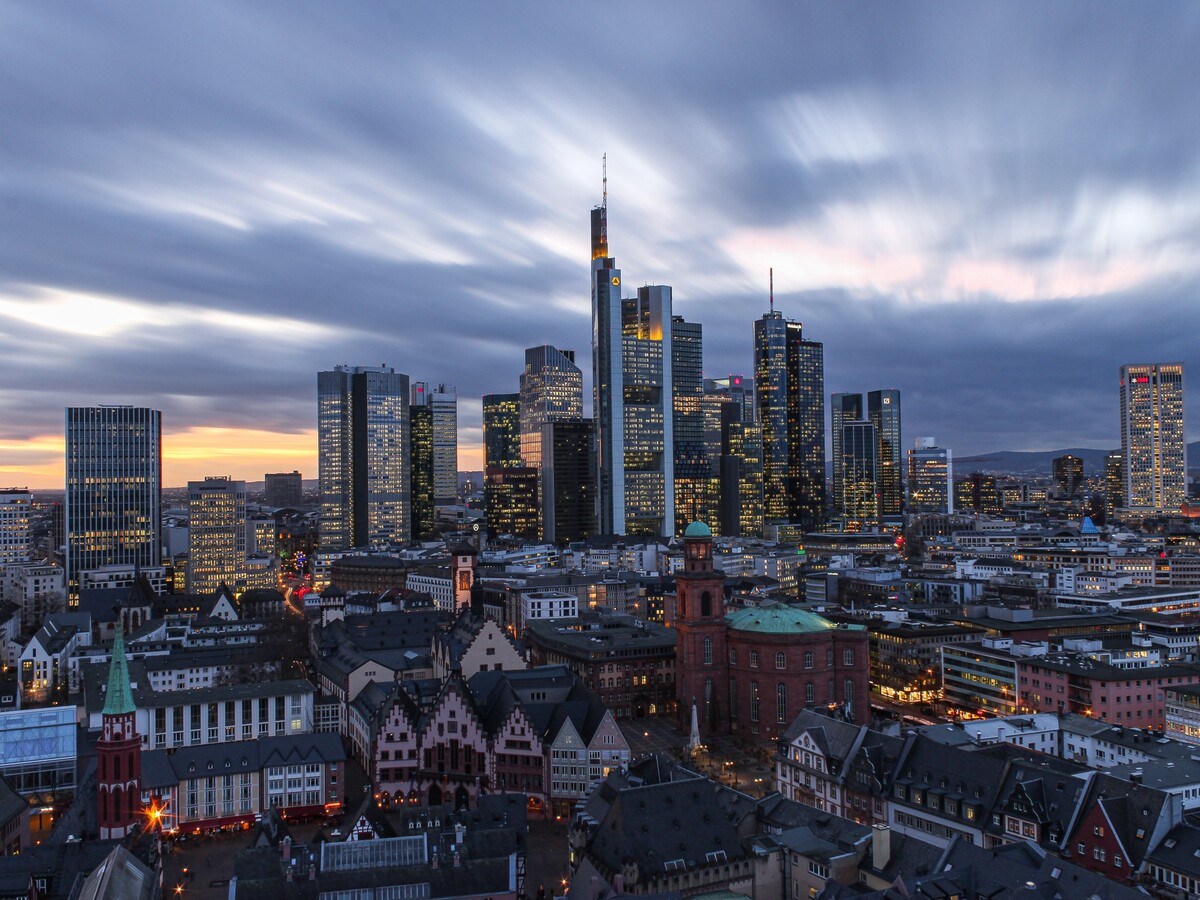 Z hlavného mesta sa dostaneš jednoducho aj do Nemecka. V ponuke sú napríklad mestá Frankfurt alebo Berlín, do ktorého sa dostaneš priamo, bez prestupu.