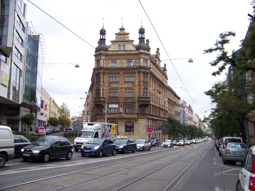 Jak se jmenuje tato frekventovaná ulice v&nbsp;Praze 2, která spojuje&nbsp;Karlovo náměstí&nbsp;a&nbsp;náměstí I. P. Pavlova?