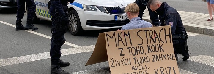 Čtrnáct aktivistů zablokovalo dopravu v šesti městech po celé republice. Upozorňovali na klimatickou krizi