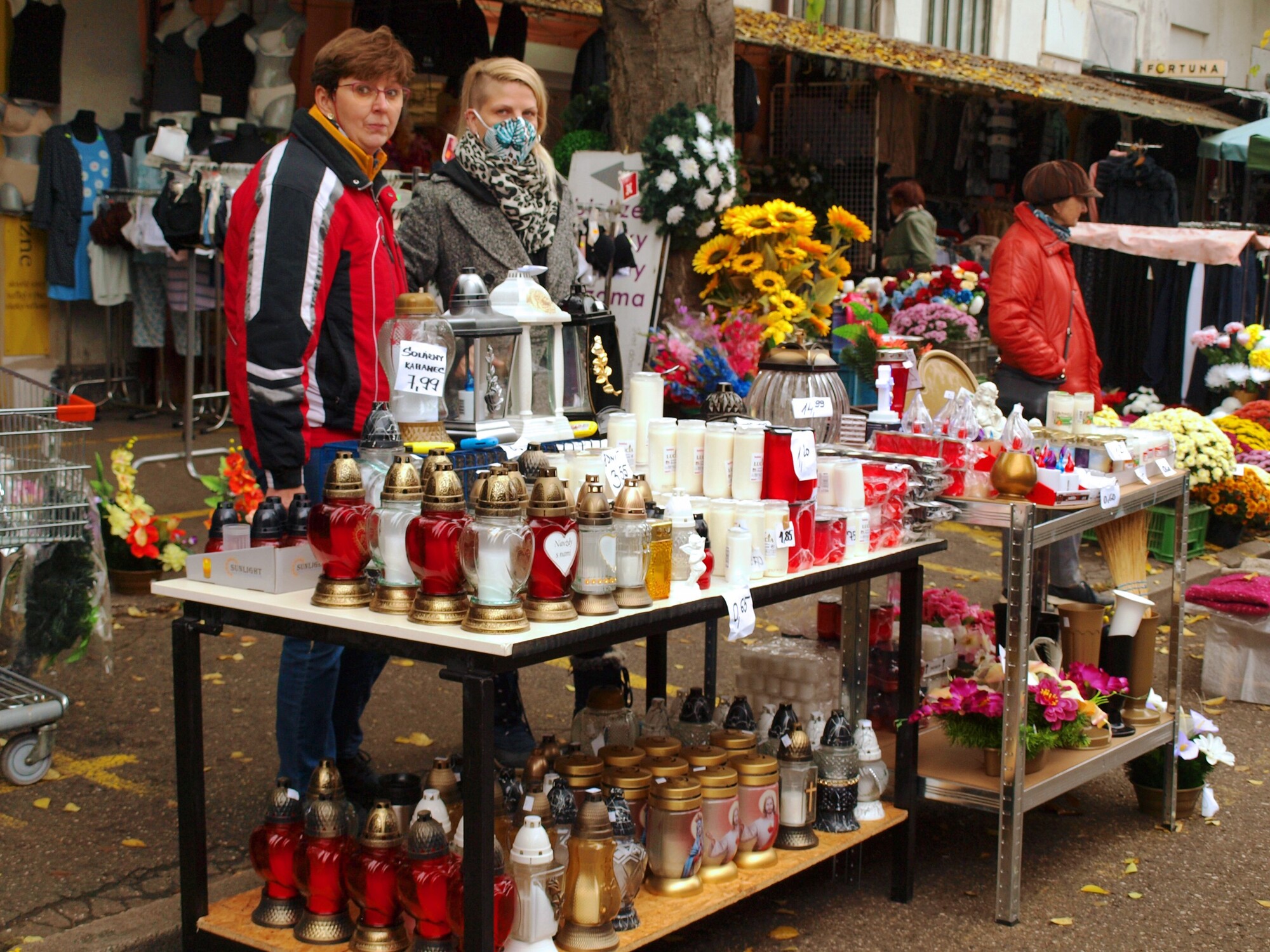 Predajkyne predávajú kahance a sviečky pred Sviatkom všetkých svätých na trhovisku Miletičova. (27. októbra 2022)