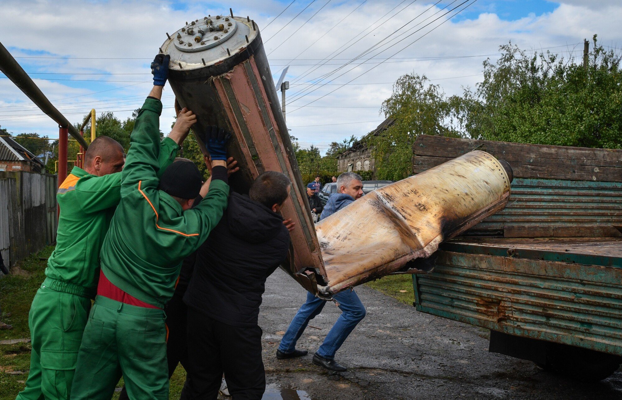 Zamestnanci mesta nakladajú na nákladné auto zvyšky rakety po nočnom útoku ruskej armády v meste Kramatorsk v Doneckej oblasti na východe Ukrajiny. (4. október 2022)