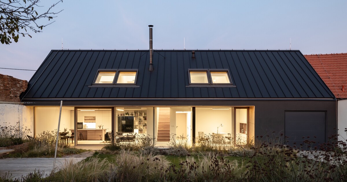 FOTO: Architekt na Moravě chytře proměnil řadovou zástavbu na dům snů. Na celý projekt mu stačilo 5 milionů korun