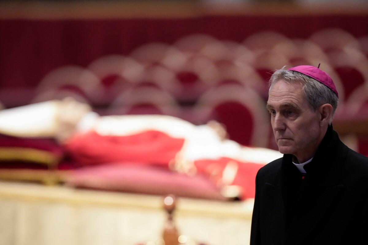 Nemecký arcibiskup Georg Gänswein, osobný tajomník emeritného pápeža Benedikta XVI., kráča okolo vystaveného tela zosnulého emeritného pápeža Benedikta XVI. v Bazilike sv. Petra vo Vatikáne. 