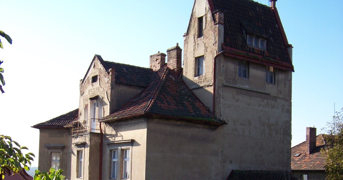 Addamsova rodina má v Praze svoji vilu. Zjistili jsme, kde domov Wednesday najdeš a proč chátrá