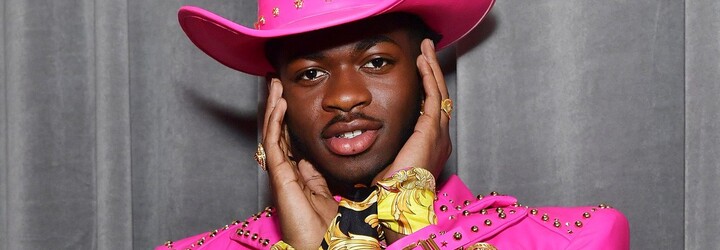 Lil Nas X po troch mesiacoch za mrežami tancuje s väzňami v sprche. V cele má vzácne ceny, nakoniec z nej uteká preč