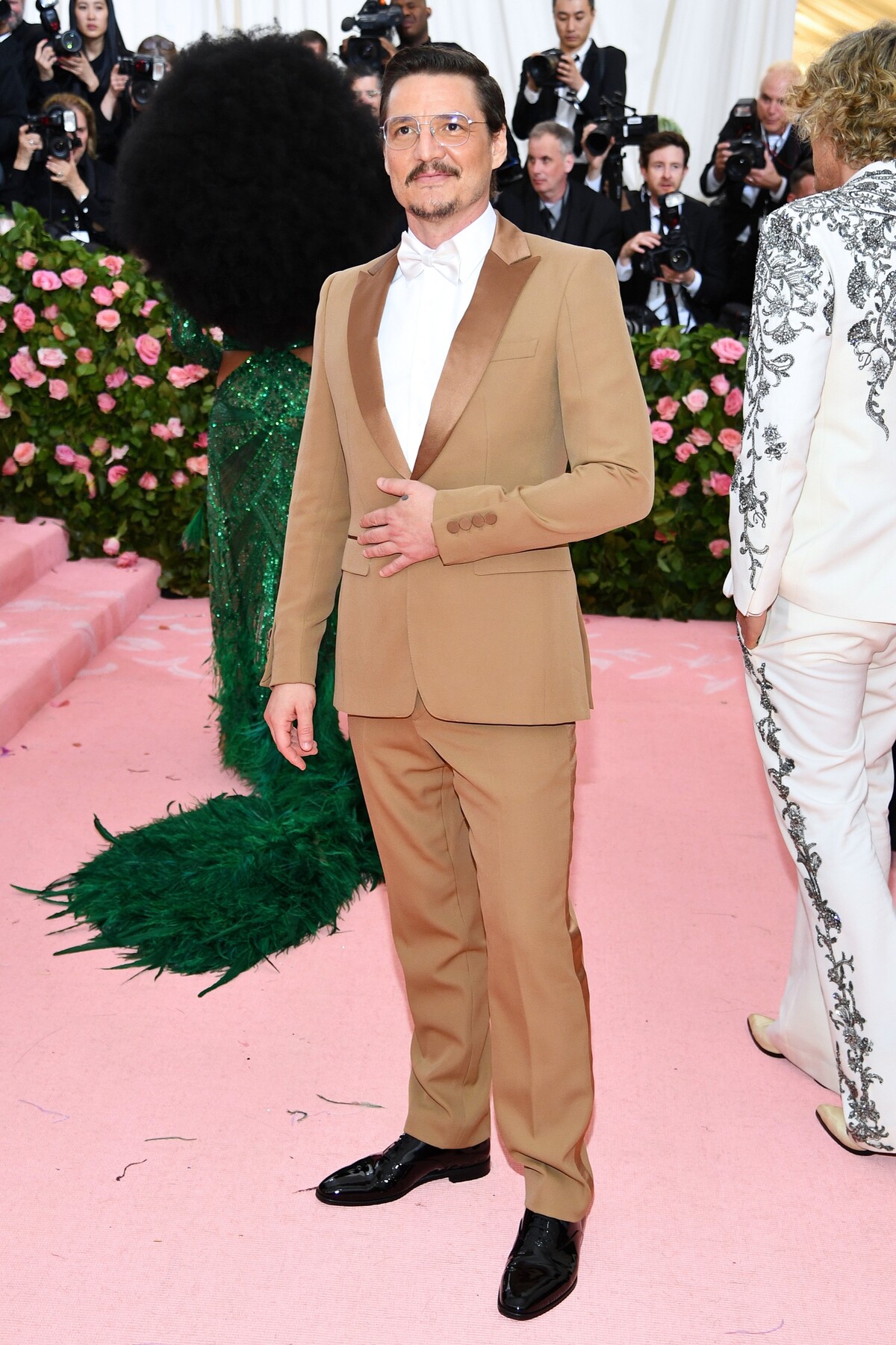 Pascal na Met Gala 2019 v outfite z dielní módneho domu Burberry.