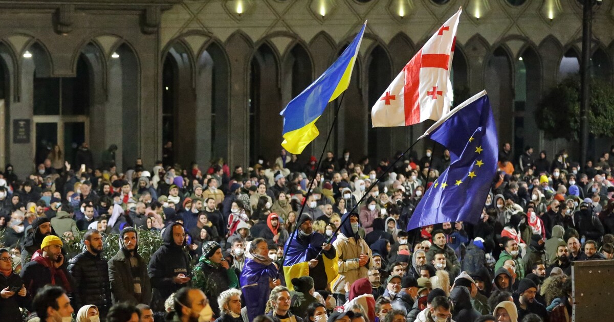 Gruzínská vláda stáhla kontroverzní „ruský zákon“. Tisíce lidí protestuje dál