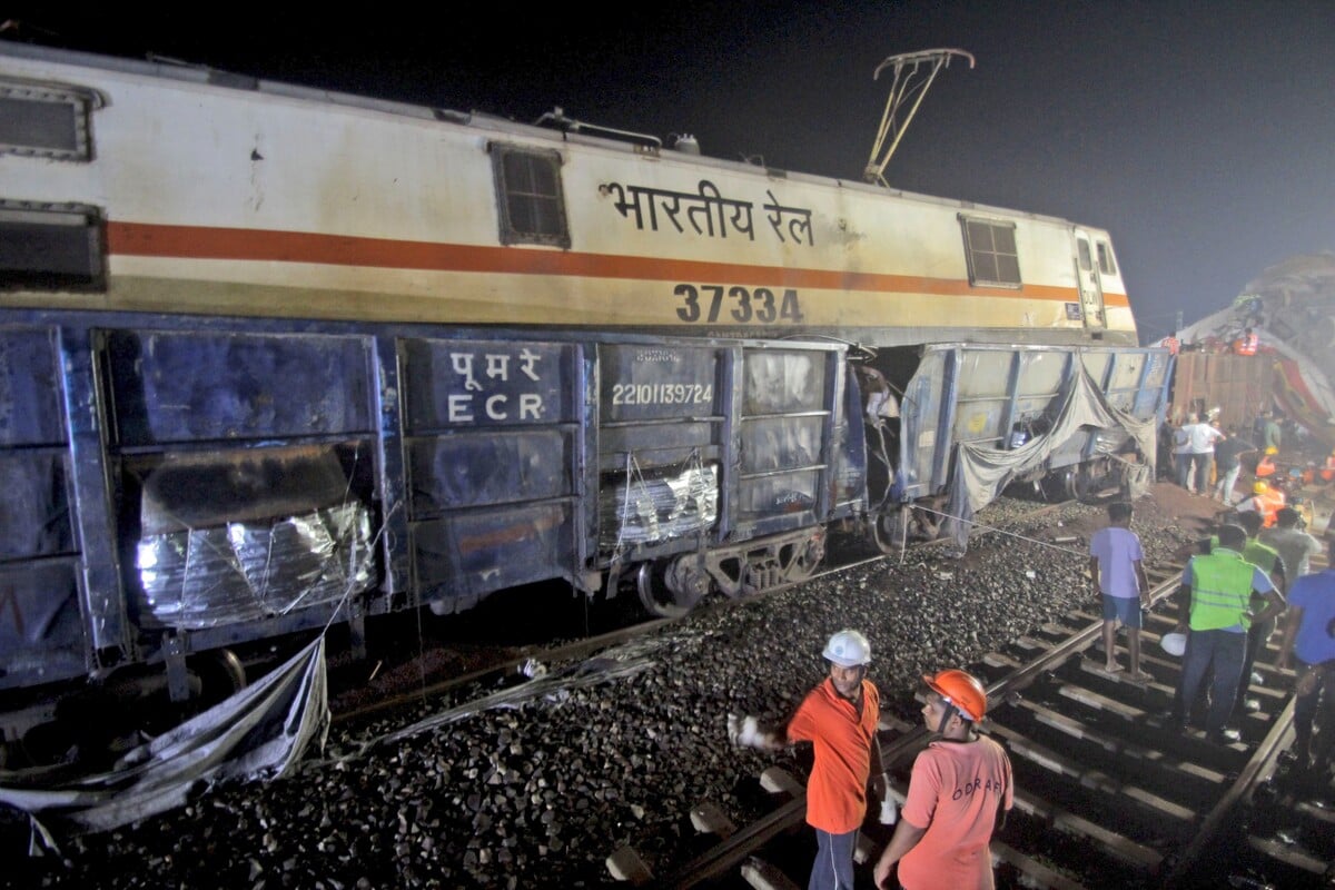 Vykoľajený vlak v Indii. 