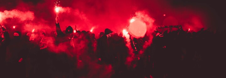 VIDEO: Fotbalisté museli kvůli pandemickým omezením trénovat v 5 ráno. Fanoušci je přišli podpořit ohňostrojem a světlicemi