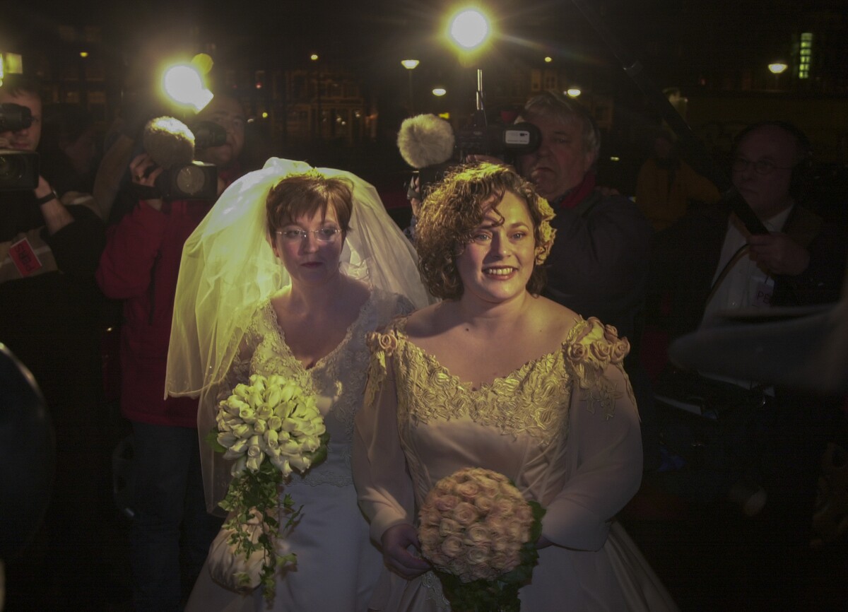 Na fotke Helene Faasenová a jej manželka Anne-Marie Thusová. Boli medzi prvými štyrmi pármi, ktorých v Holandsku v roku 2001 zosobášili.