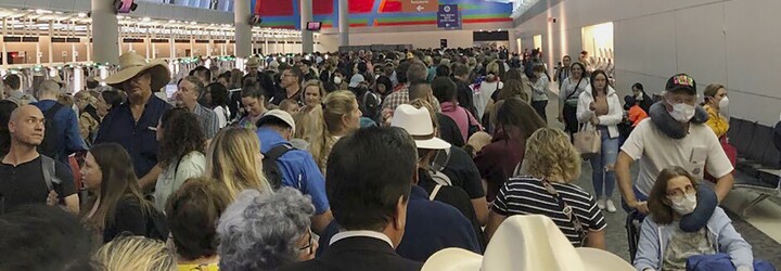 Letiště v USA se změnila v ideální zdroj nákazy. Stovky lidí bez roušek čekají v jedné hale na kontrolu