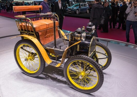 Už jsme tu měli jednu francouzskou automobilku. Která další známá značka zvládla svůj první stroj postavit i prodat ještě v 19. století?