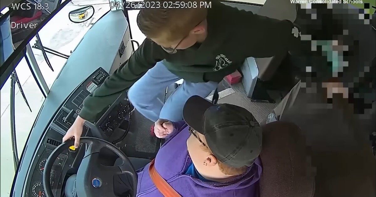 VIDEO: Teprve 13letý chlapec zastavil v USA autobus poté, co řidička zkolabovala. V rodném městě je hrdinou