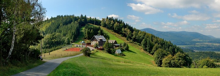 V Beskydech zachytila fotopast vlčí smečku. Vrátila se sem po dvaceti letech, spatřen byl i medvěd
