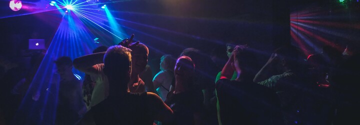 Boli sme v prvom gay klube na Slovensku: zabávajú sa tu známi politici, ale aj ženy, ktoré nechcú, aby ich muži obťažovali